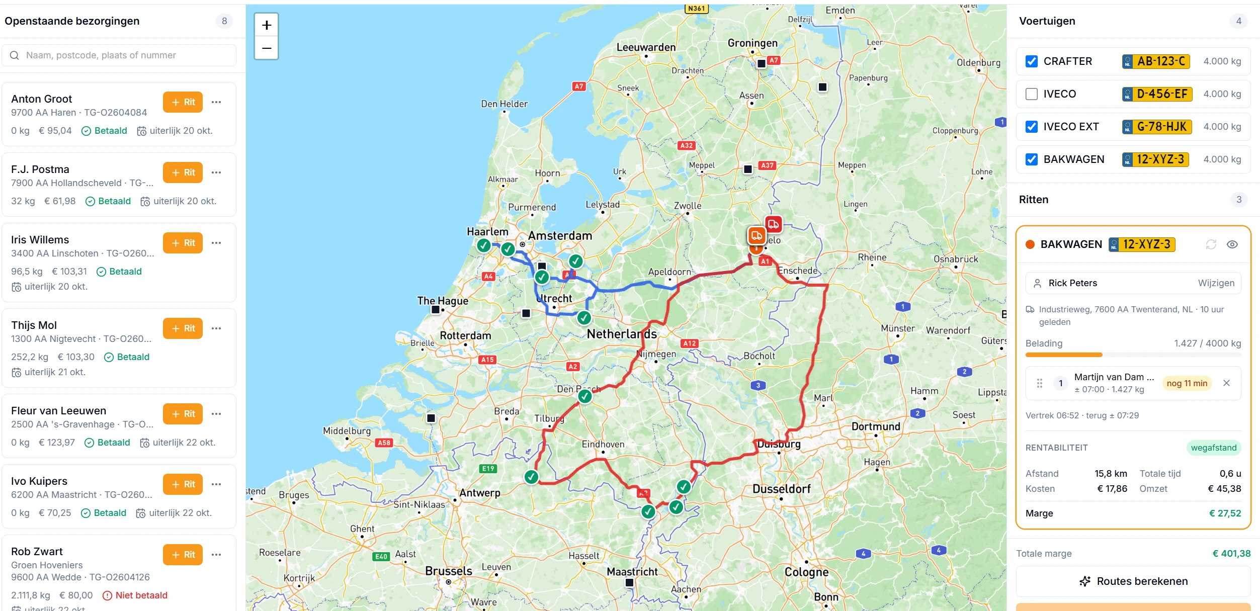 Routeplanning in Base360: openstaande bezorgingen, de ritten van vier wagens op de kaart en per rit de afstand, kosten en marge.